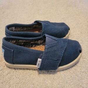 TOMS Toddler Size 7 Blue Moccasins